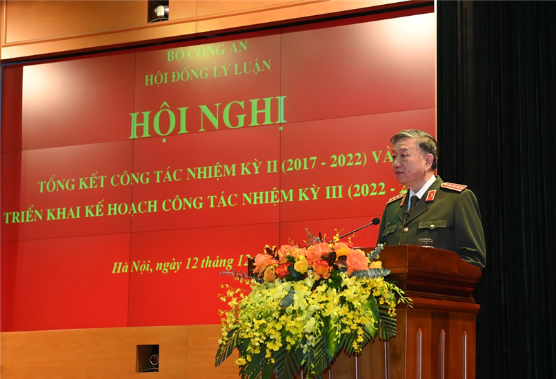 Tiếp tục nghiên cứu, phát triển lý luận về an ninh, nghệ thuật bảo vệ an ninh quốc gia, an ninh xã hội trong tình hình mới